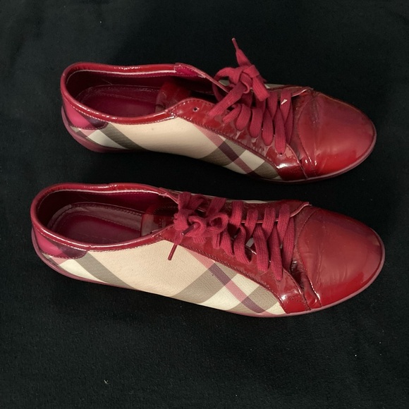 Burberry women’s SZ 8.5 Red Check Nova’s  Vintage - Picture 1 of 10